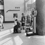 152582 Afbeelding van reizigers bij de weegschaal in de hal van het N.S.-station Rotterdam C.S. te Rotterdam.